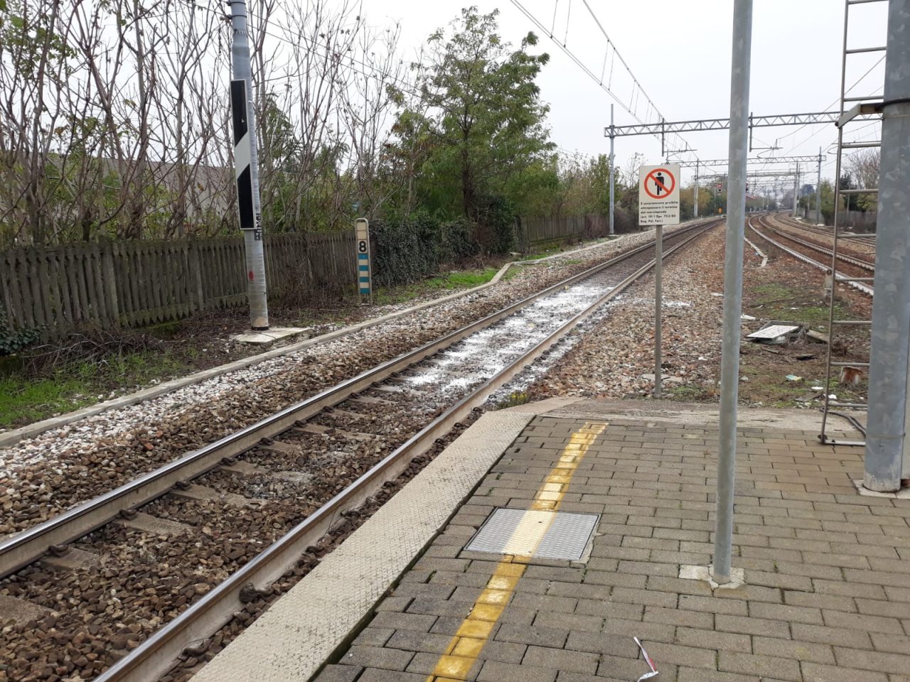Assurda sfida finisce in tragedia: ragazzo muore sotto il treno