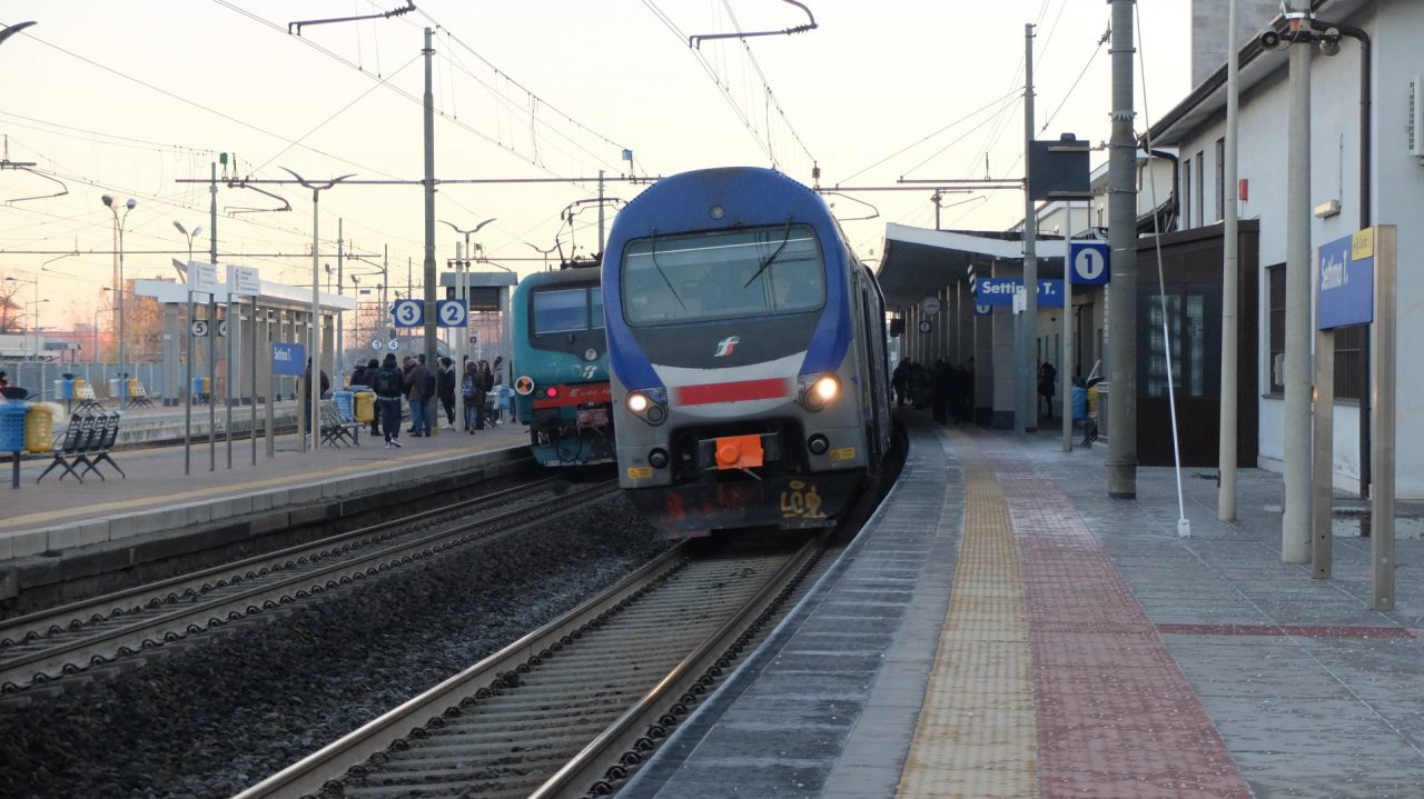 Giovane scivola in stazione, treni bloccati
