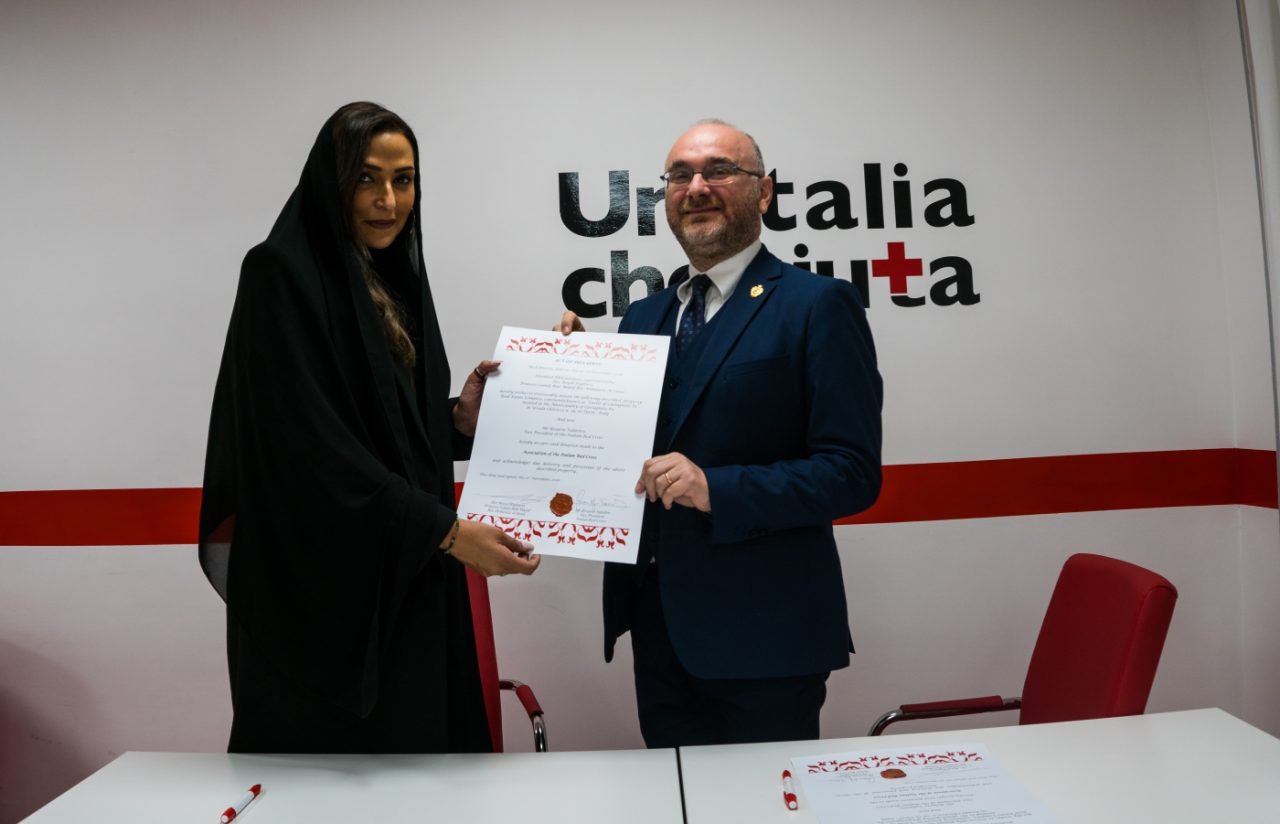 Lo sceicco regala il castello di Carla Bruni alla Croce Rossa