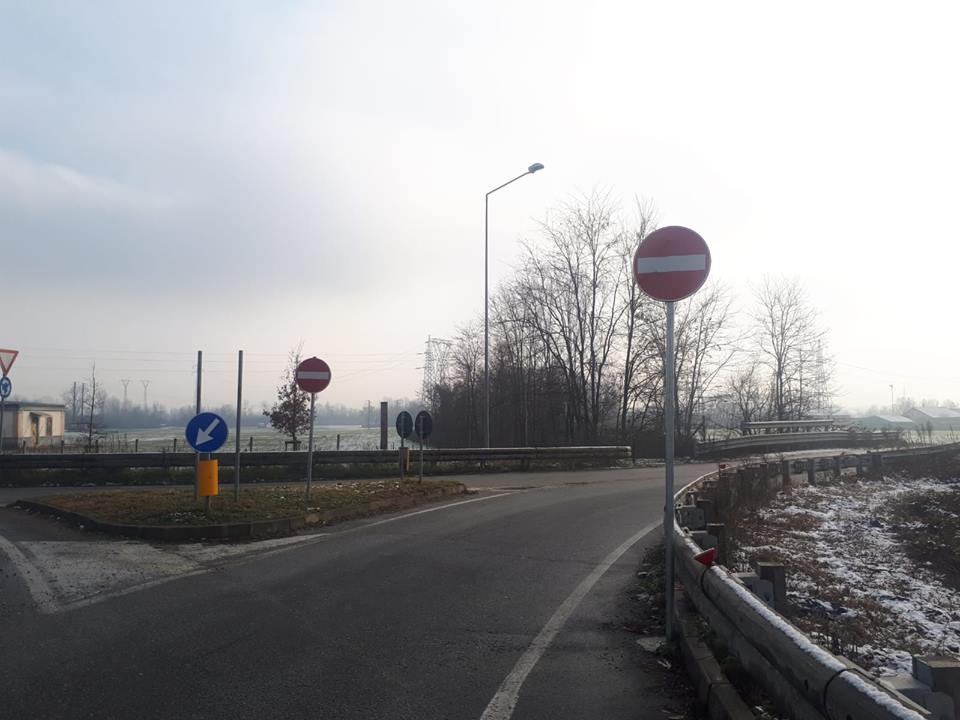Rubati i cartelli in via Stefanat, la polemica del sindaco