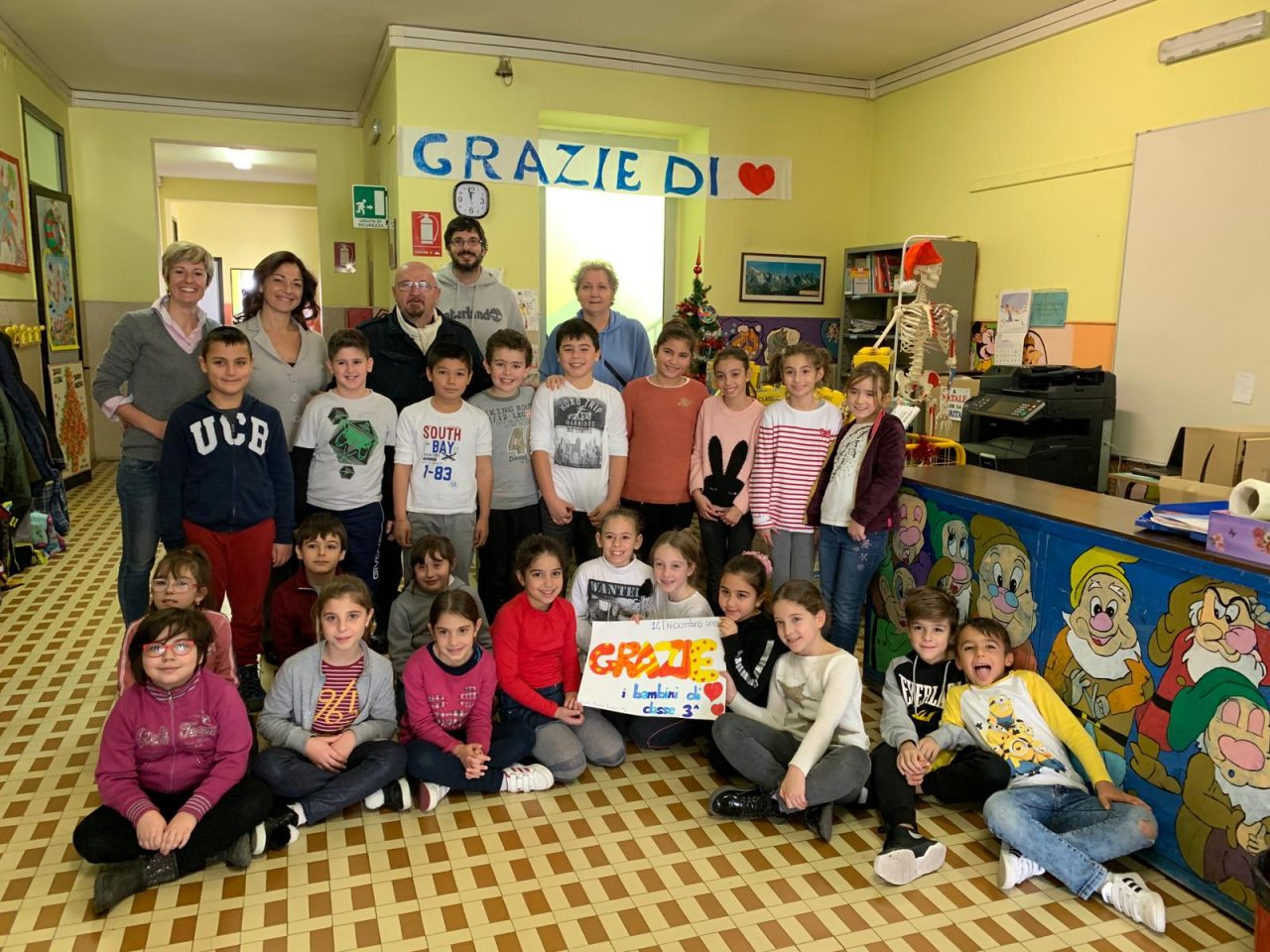 Amazon regala materiale alle scuole LE FOTO