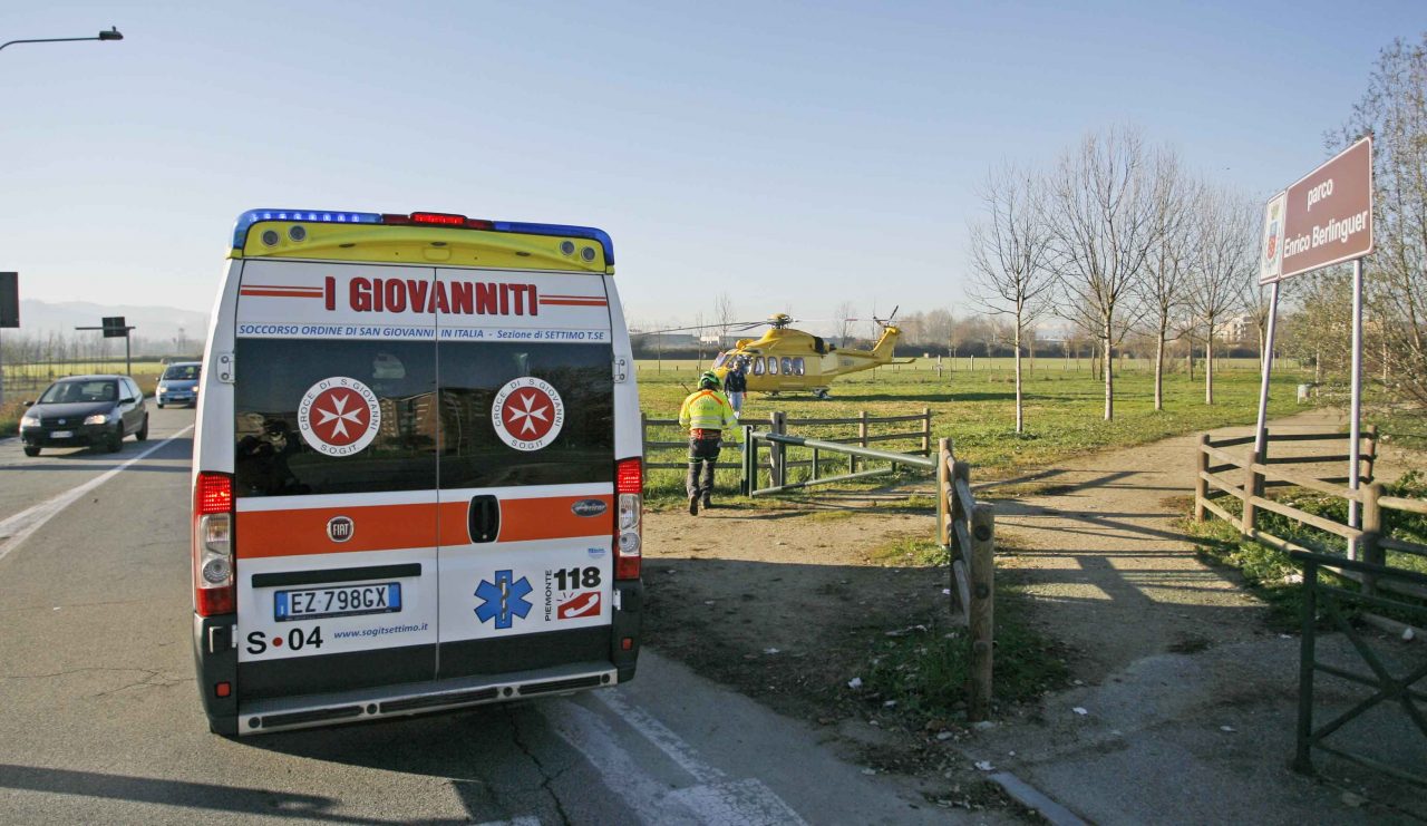 Donna si sente male, per i soccorsi l’elicottero atterra nel parco LE FOTO