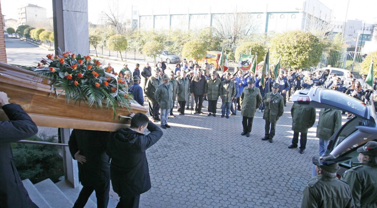 Picchetto d’onore e banda per il funerale del portabandiera Giuseppe Aldegheri LE FOTO
