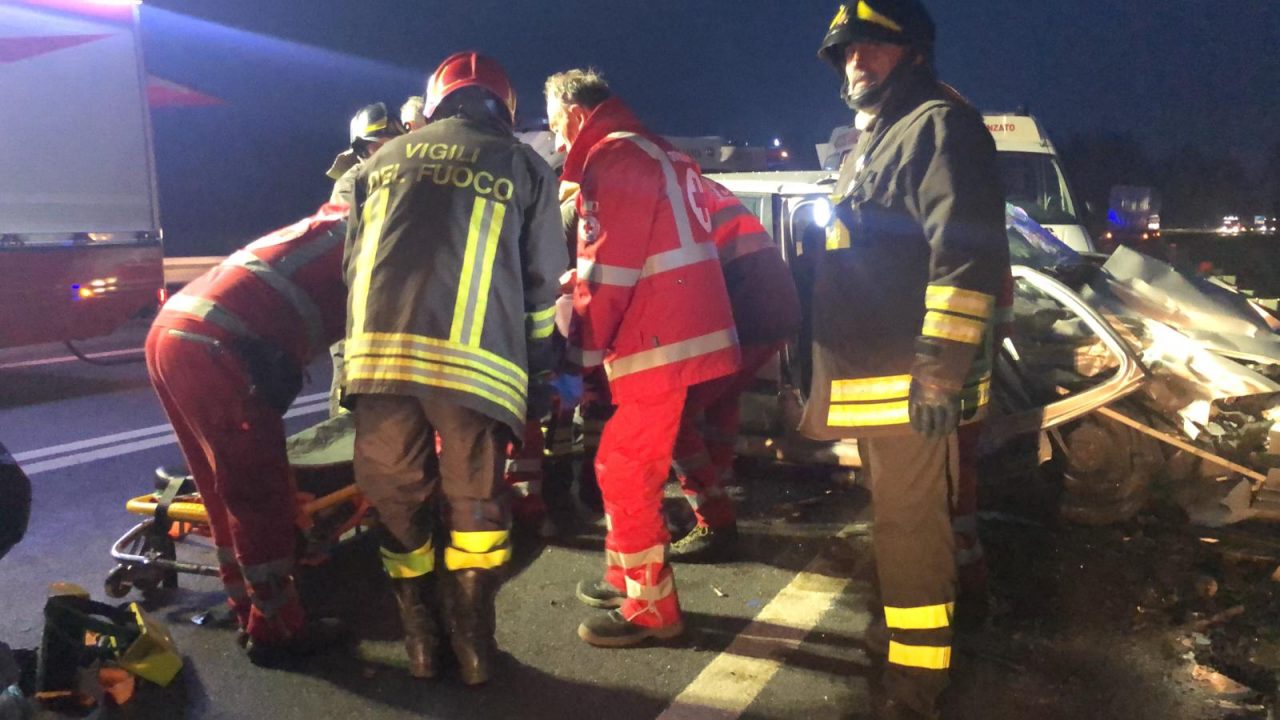 Auto sbanda contro un camion e poi si schianta contro un furgone