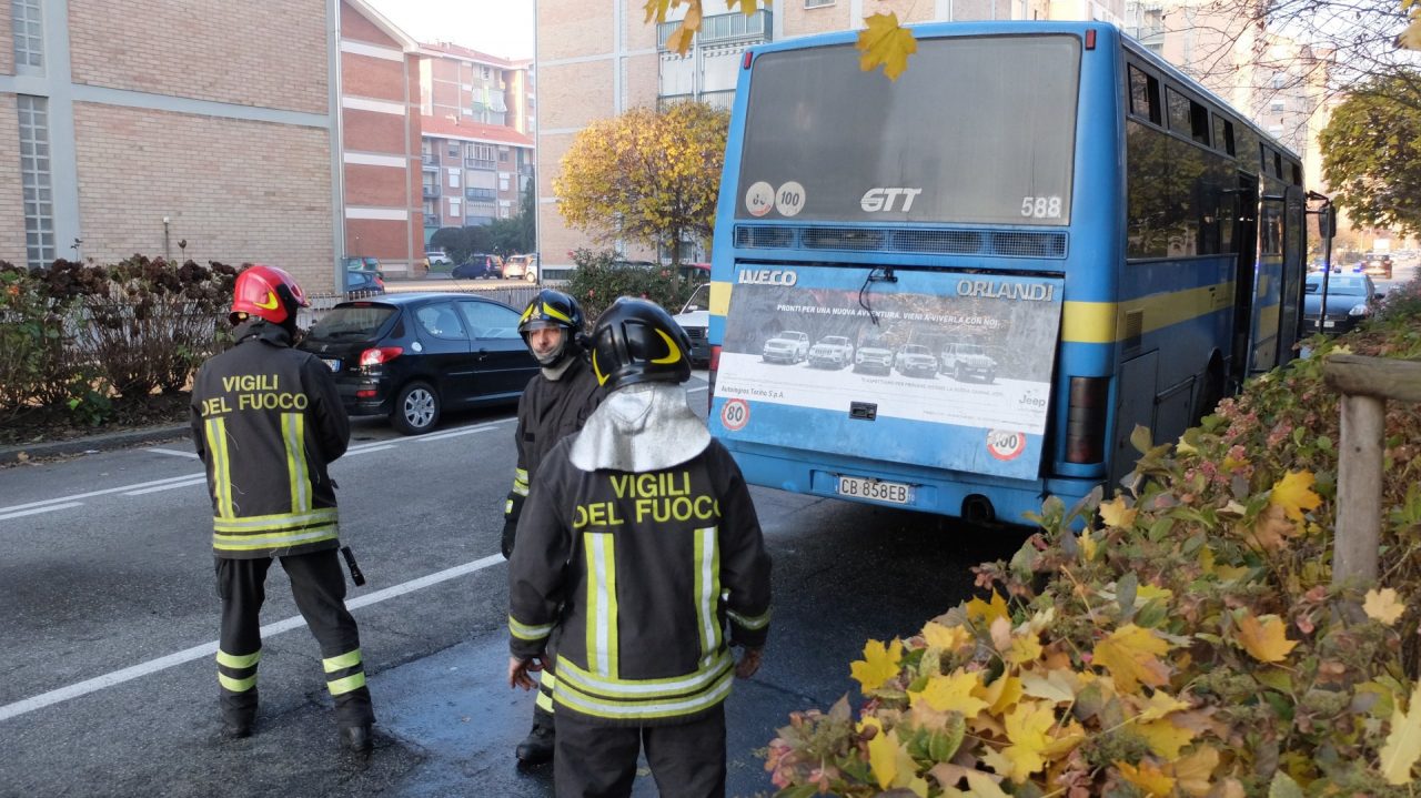Incendio su un bus, mezzo evacuato