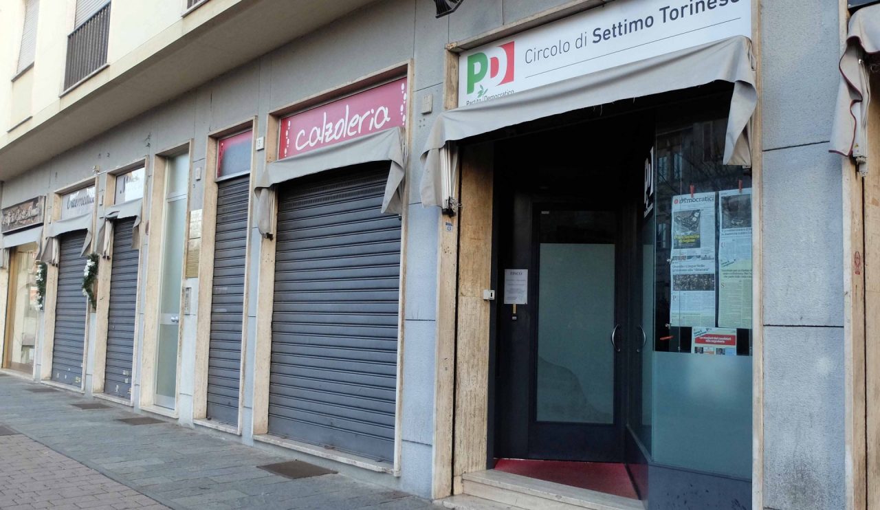 vandali danneggiano sede Pd
