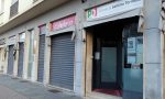 Vandali danneggiano la vetrina laterale della sede del Pd