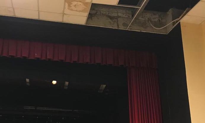 Piove a teatro, il pubblico obbligato a cambiare poltrona