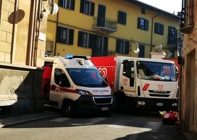 Ciclista investito da un camion, morto uomo di 94 anni