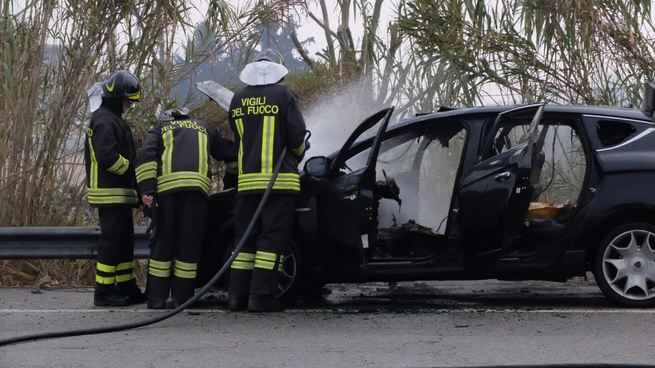 Auto prende fuoco in marcia, i conducenti riescono a mettersi in salvo