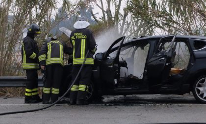 Auto prende fuoco in marcia, i conducenti riescono a mettersi in salvo