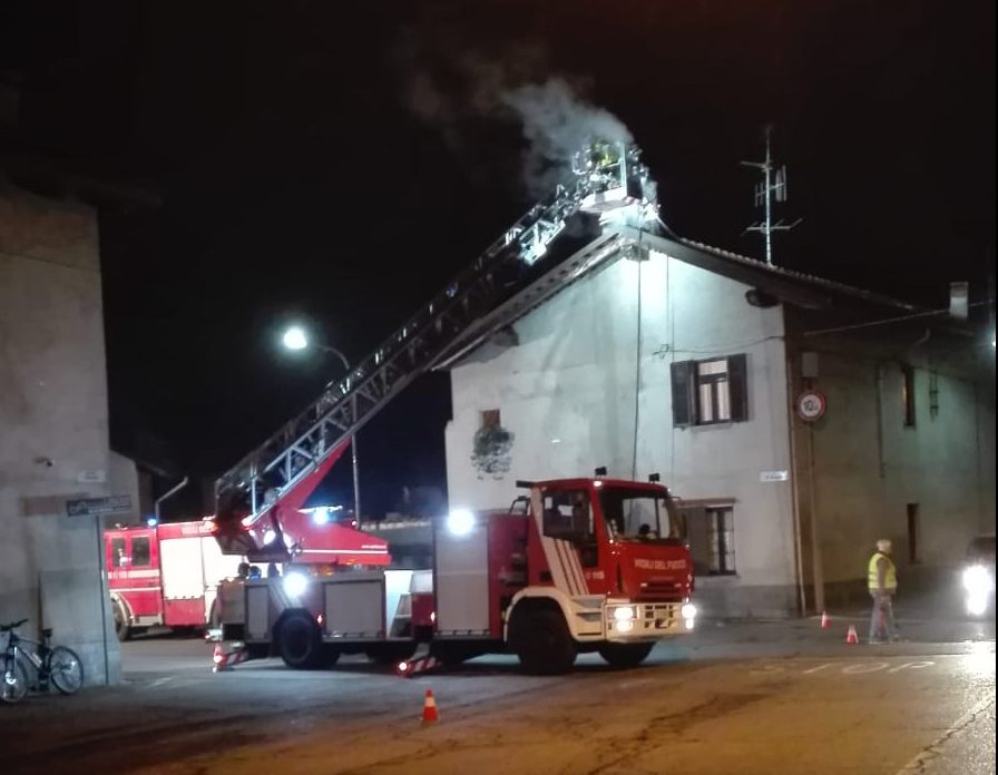 Incendio camino, intervengono tre squadre dei vigili del fuoco