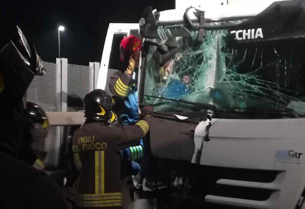 Schianto sull’A4, coinvolti due Tir LE FOTO