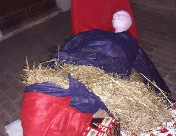 I vandali prendono di mira Babbo Natale: i residenti chiedono le sentinelle