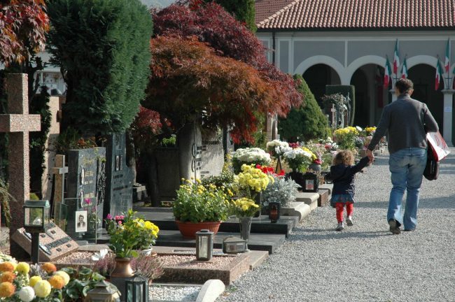 Rubano il presepio dalla tomba di un bambino