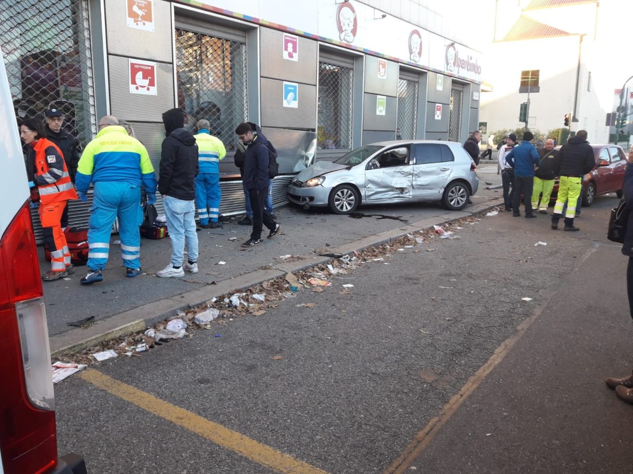 Pedone investito dopo una carambola in strada