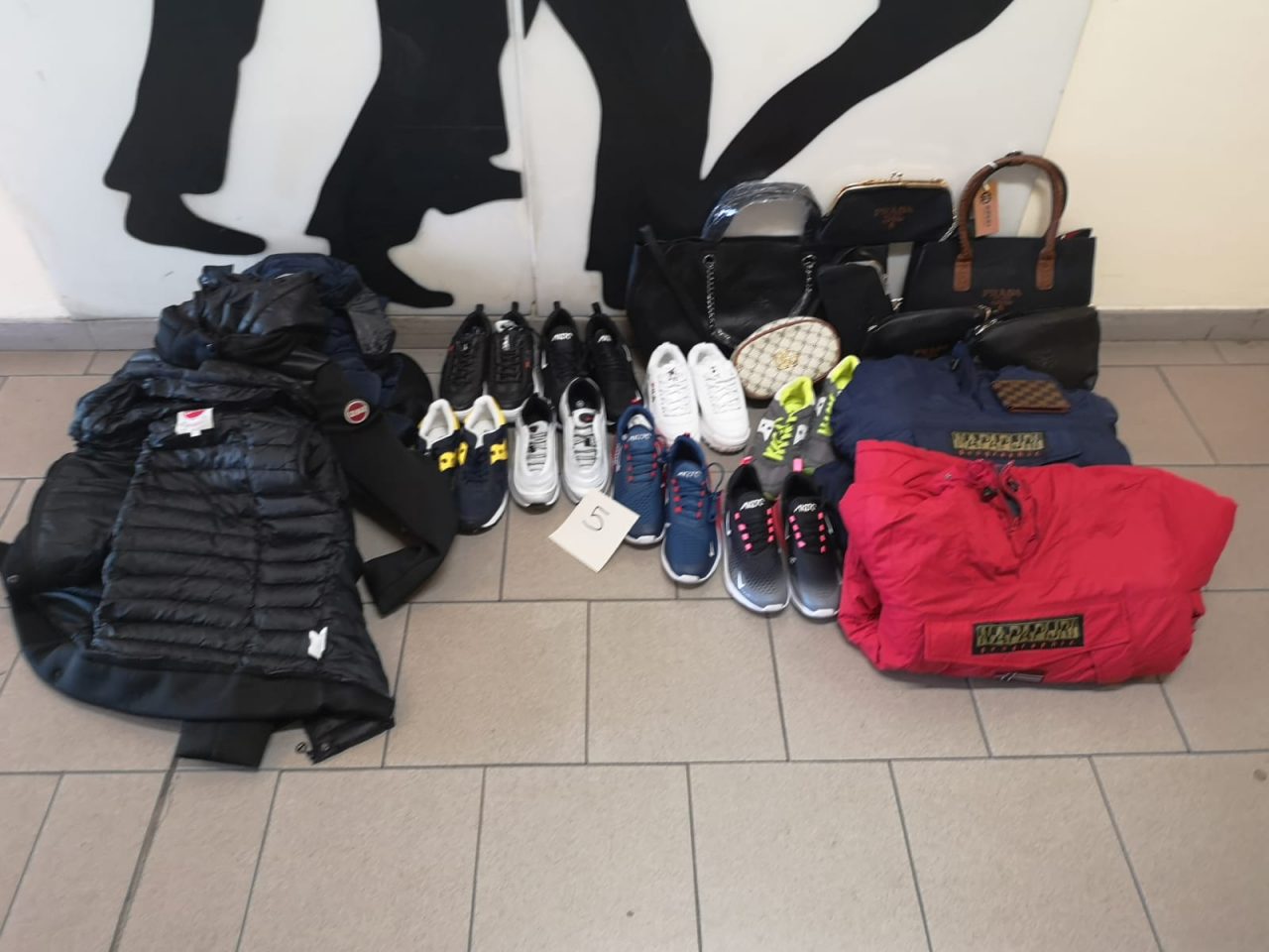 Regali di Natale e vestiti senza certificazioni, maxi sequestro LE FOTO