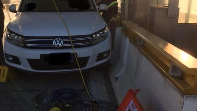 Paga pedaggio: la testa le resta incastrata tra auto e casello