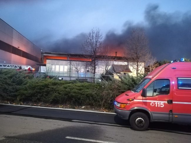 Incendio alla Reinol, difficili le operazioni di spegnimento