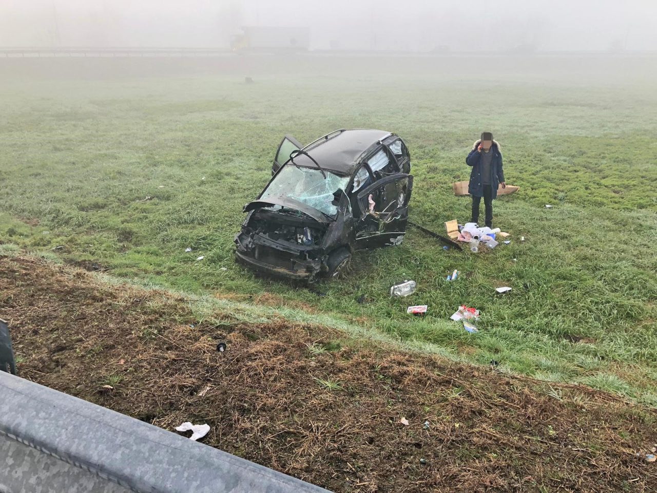 Si schianta contro il guard rail e finisce fuori strada VIDEO