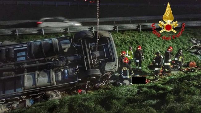 Tragedia sulla A4 camion fuori strada, autista morto