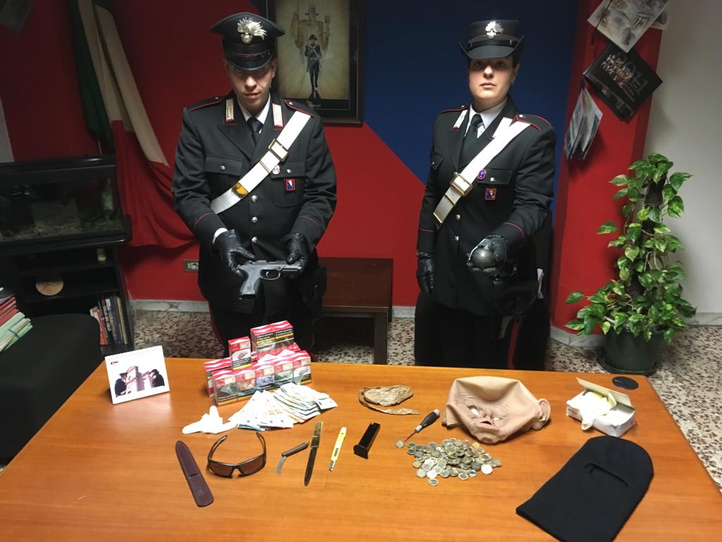 Maschera, pistola giocattolo e bomba inattiva: presi i rapinatori della tabaccheria