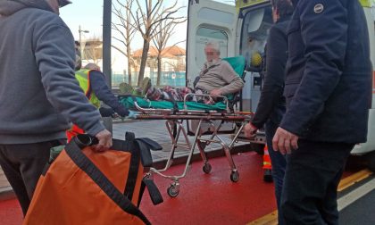 Anziano ferito dopo la caduta sulla nuova pista ciclabile di via Torino LE FOTO