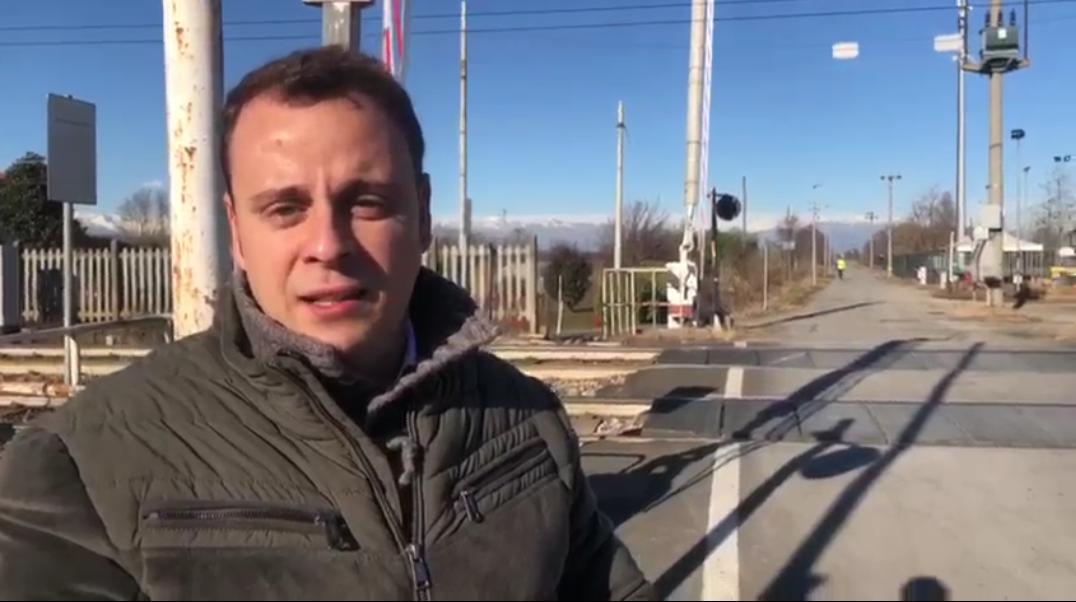 Rfi e Comune pronti a chiudere i passaggi a livello in frazione, ma è polemica