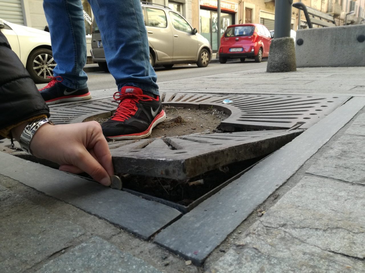 Anziana cade in via Roma: i cittadini lanciano l’appello