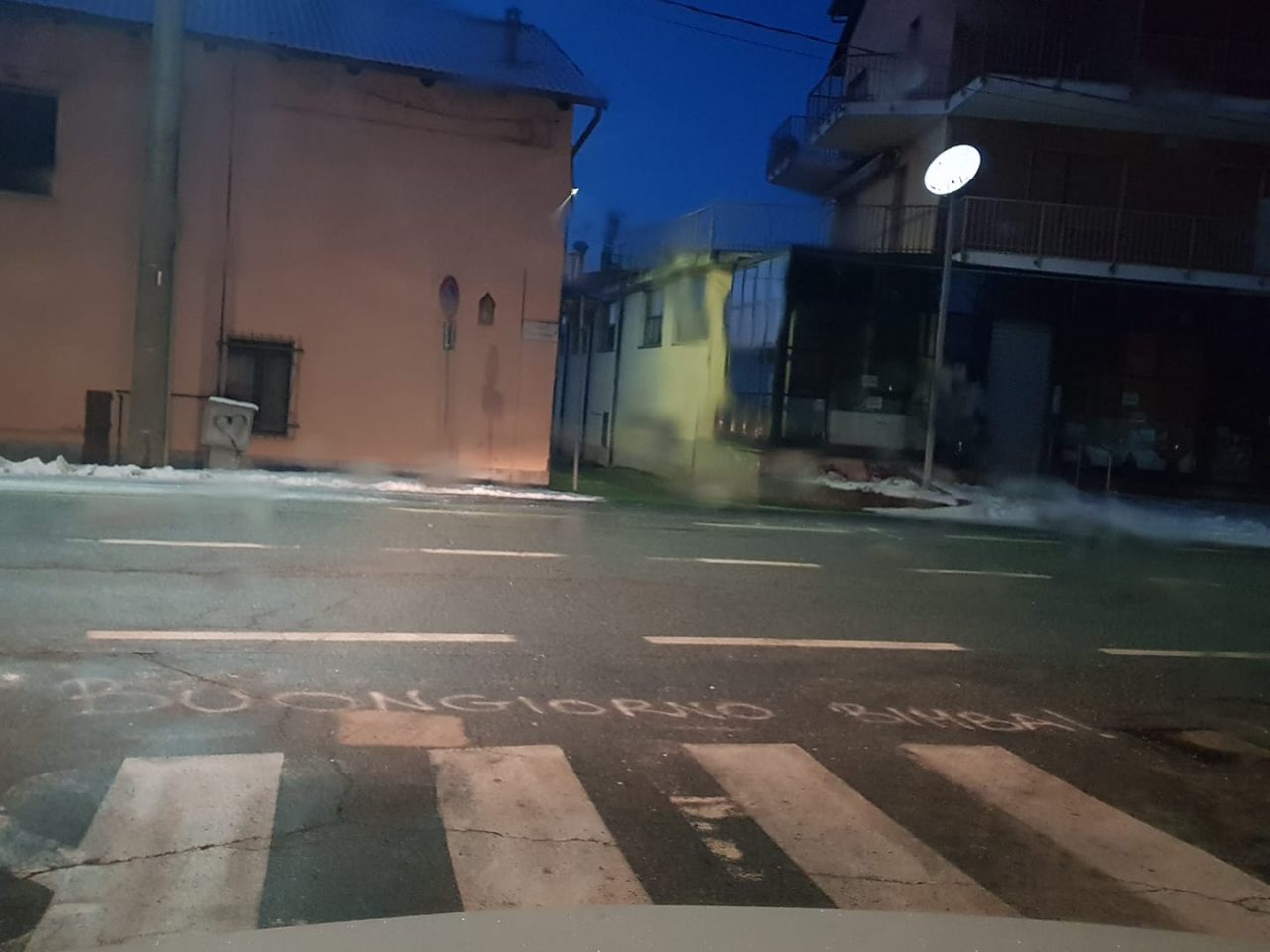 Messaggio d’amore comparso in strada CHI E’ LA FORTUNATA?