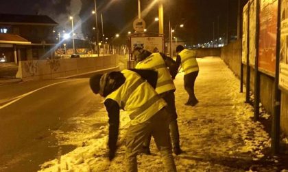 La Salamandra a Settimo: i volontari CasaPound ripuliscono i marciapiedi dalla neve