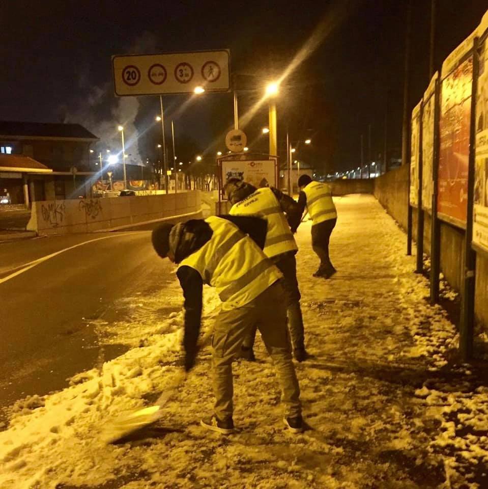 La Salamandra a Settimo: i volontari CasaPound ripuliscono i marciapiedi dalla neve.