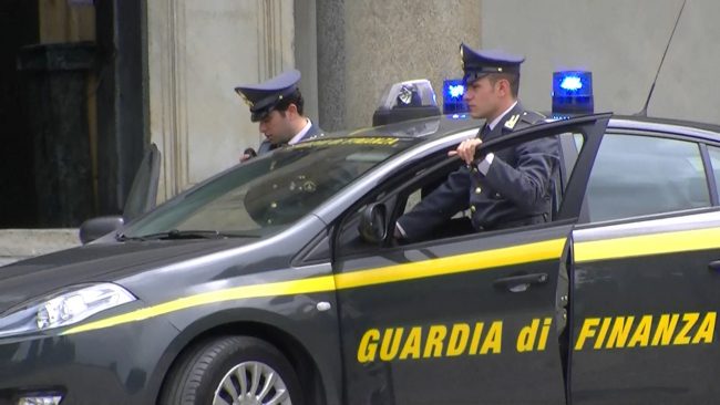 Articoli sanitari pericolosi, maxi sequestro a Settimo