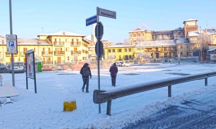 Ghiaccio e neve sulle strade, polemiche e disagi a Settimo LE FOTO