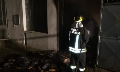 Incendio legnaia, paura in città