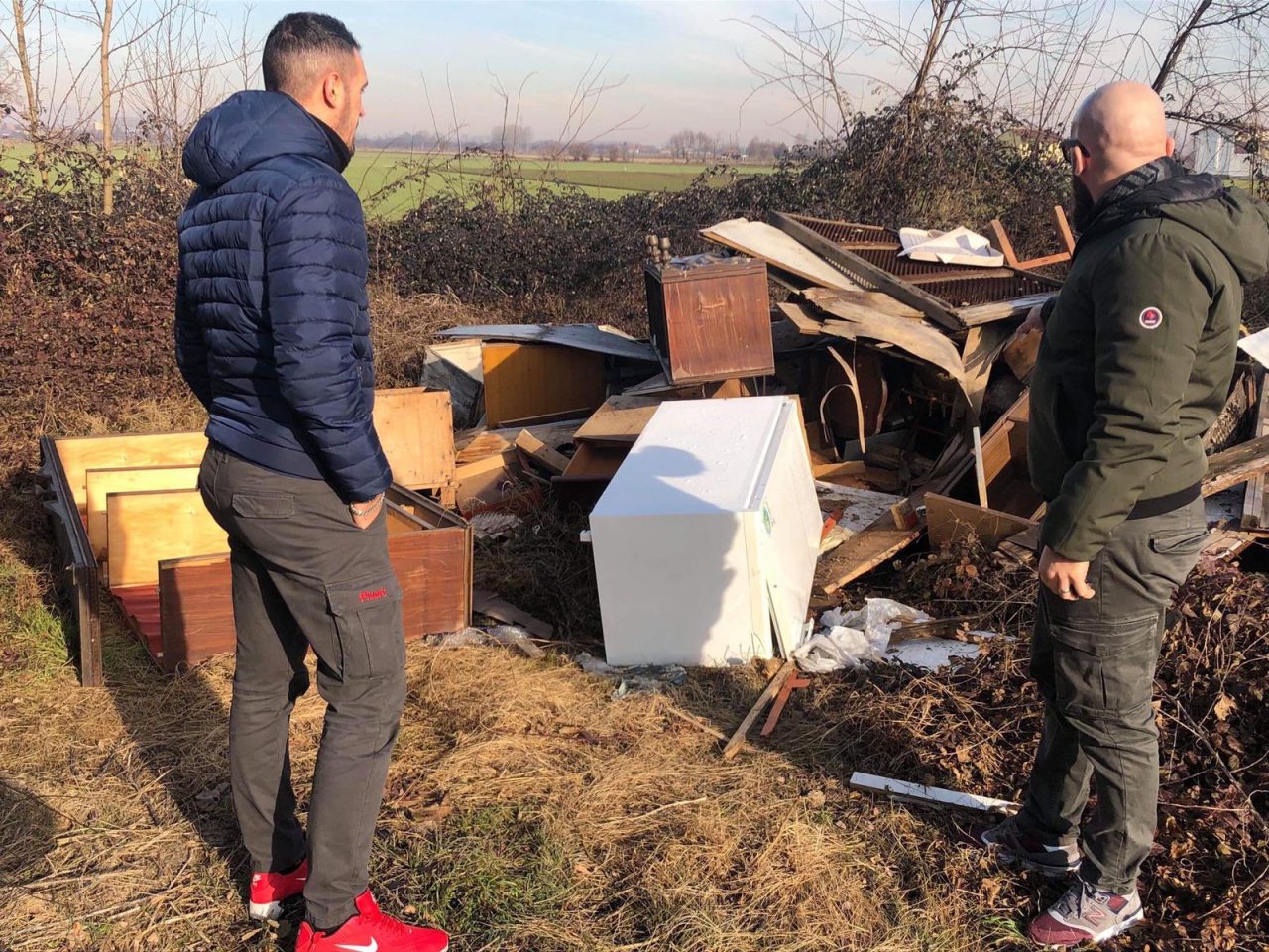 Discarica a cielo aperto vicino al canale, interviene CasaPound