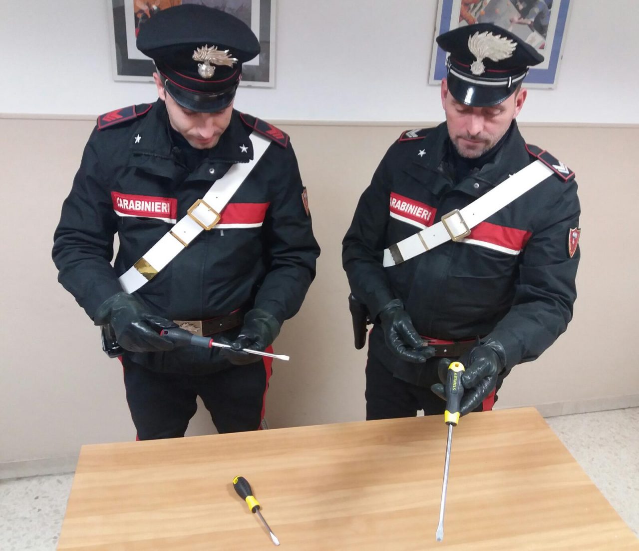 Due giovani sorprese a rubare in una casa