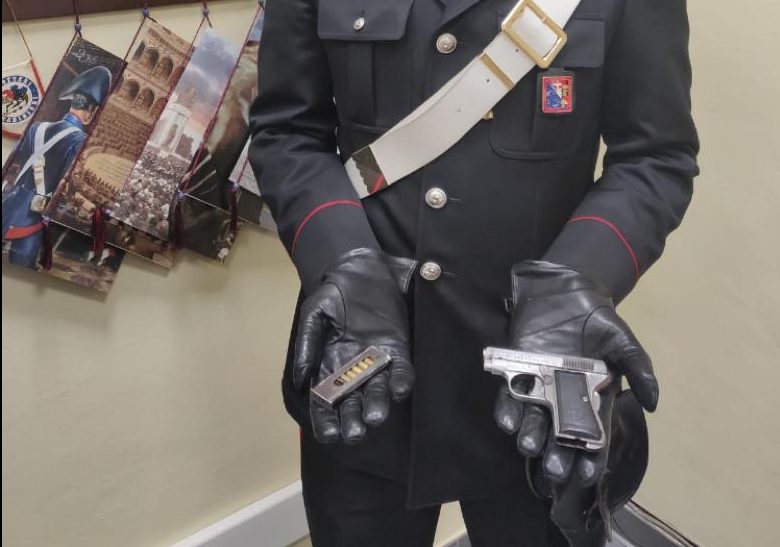 Trovata una pistola a casa di due fidanzati