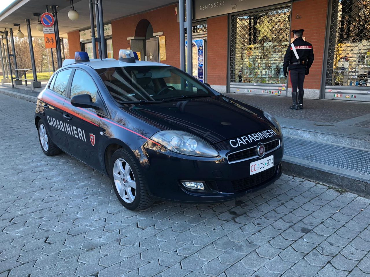 Rubano con neonato in braccio, presa la banda delle mamme