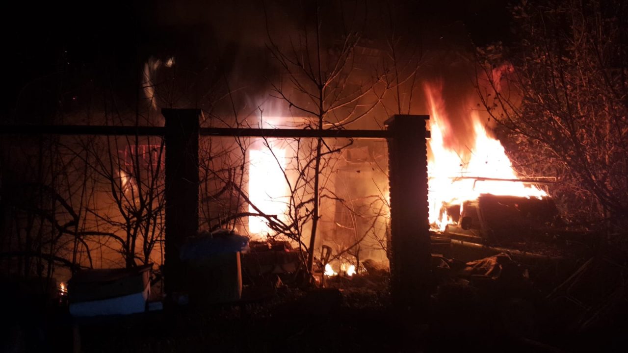 Brucia una casa, ustionato il proprietario LE FOTO