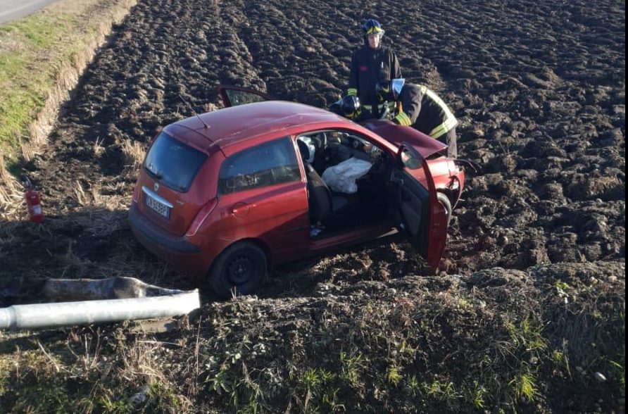 Perde il controllo dell’auto per un colpo di sonno
