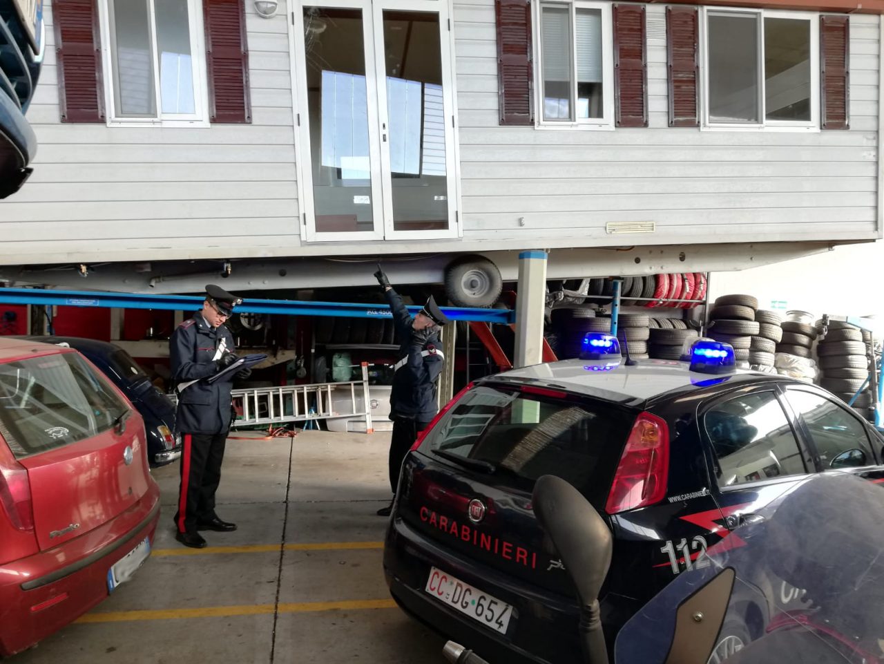 Ruba la casa al vecchietto appena morto