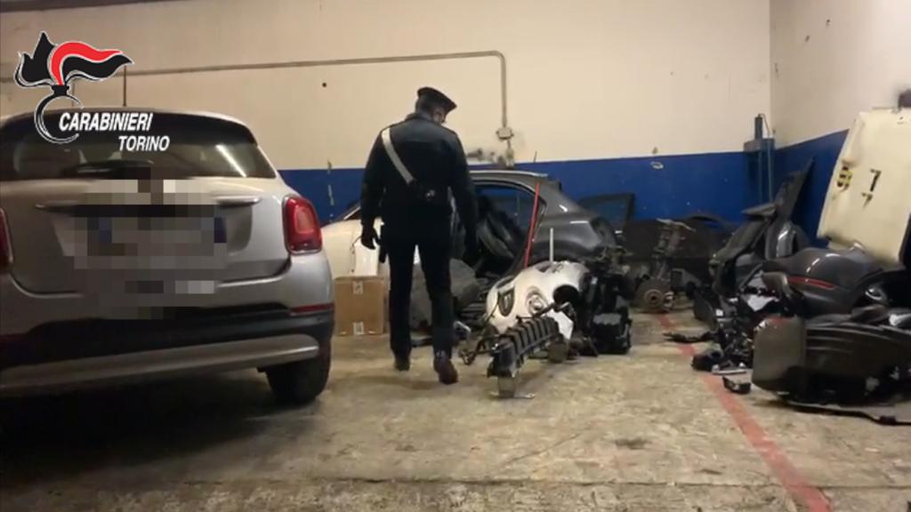 Rubavano auto per i pezzi di ricambio, scoperto il "magazzino del furto"