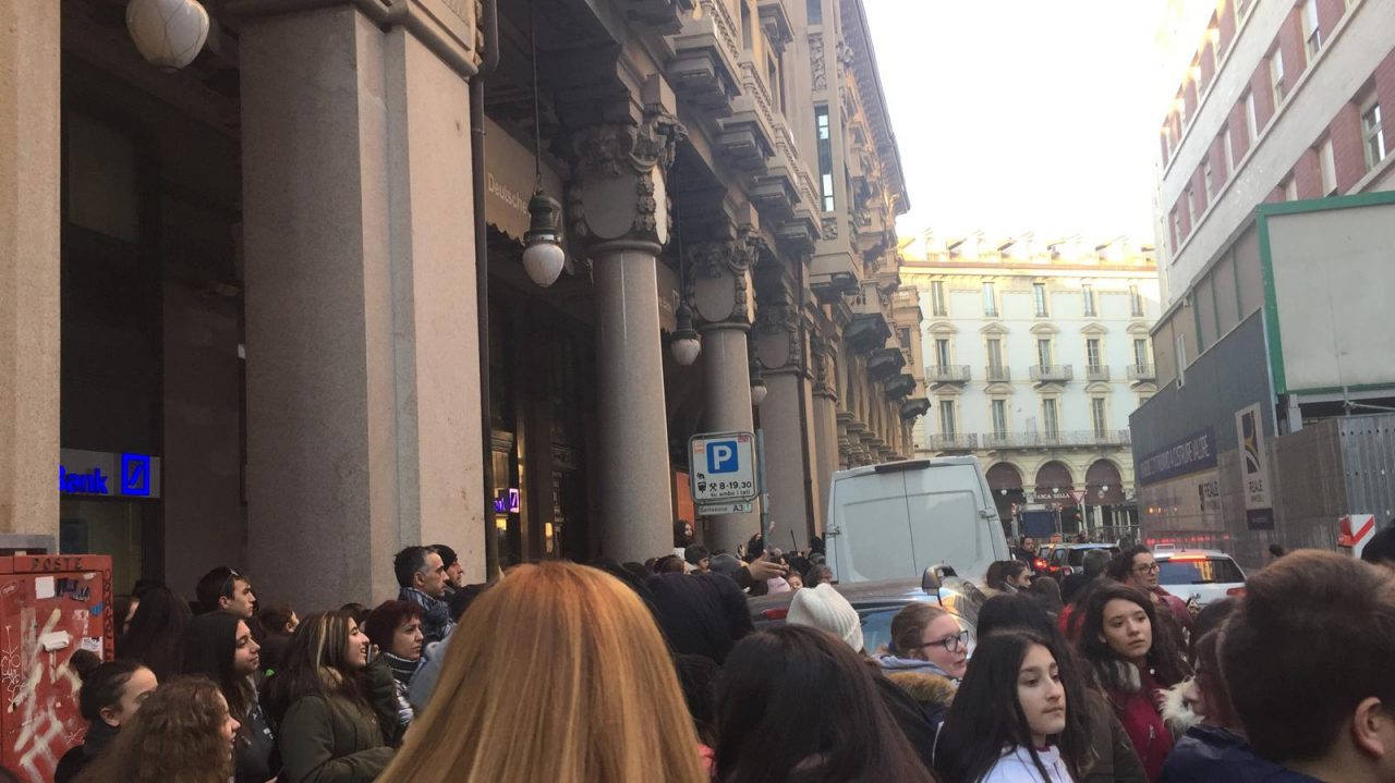 Valerio Mazzei e Sespo a Torino, migliaia di fans in attesa