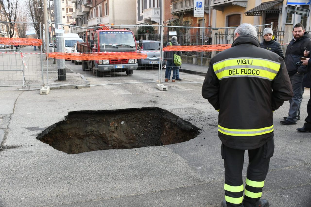 Voragine nella strada: un guasto alla rete idrica apre l’asfalto