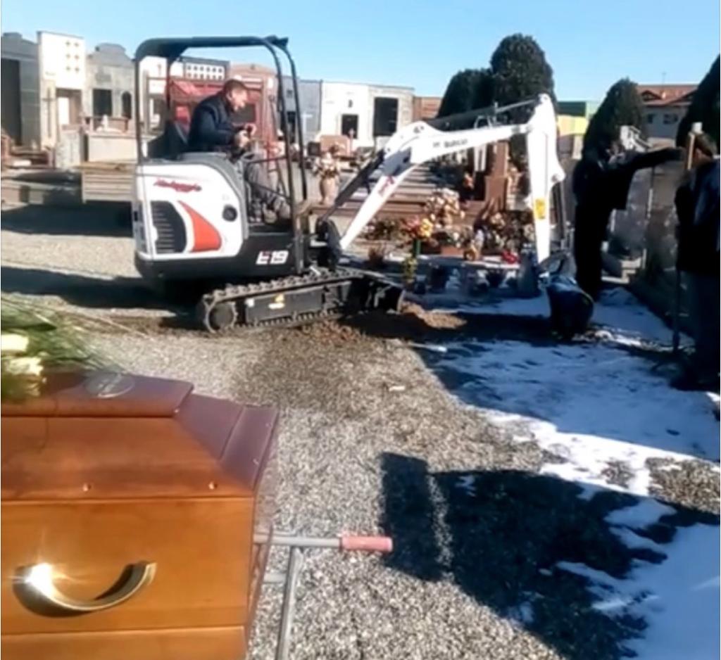 Due ore per seppellire il nonno, la nipote: “La ditta non ha colpe”
