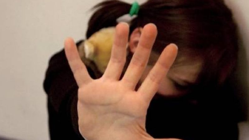 Violentata dal nonno: la preside sapeva ma non ha denunciato