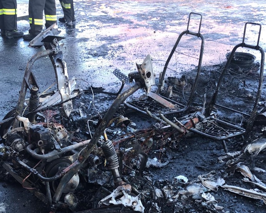Auto a fuoco supermercato evacuato