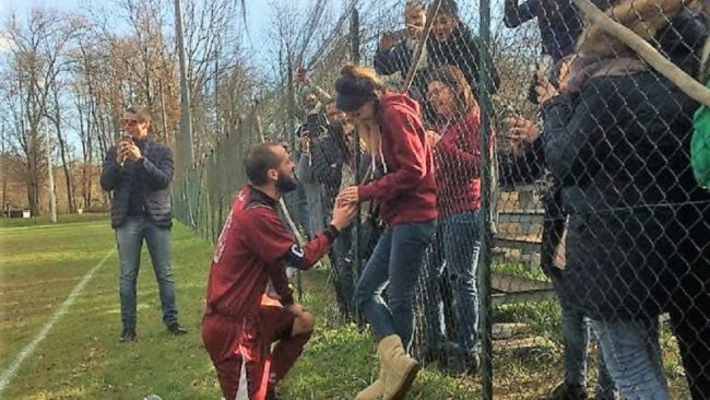 Calciatore chiede la mano alla fidanzata prima della partita
