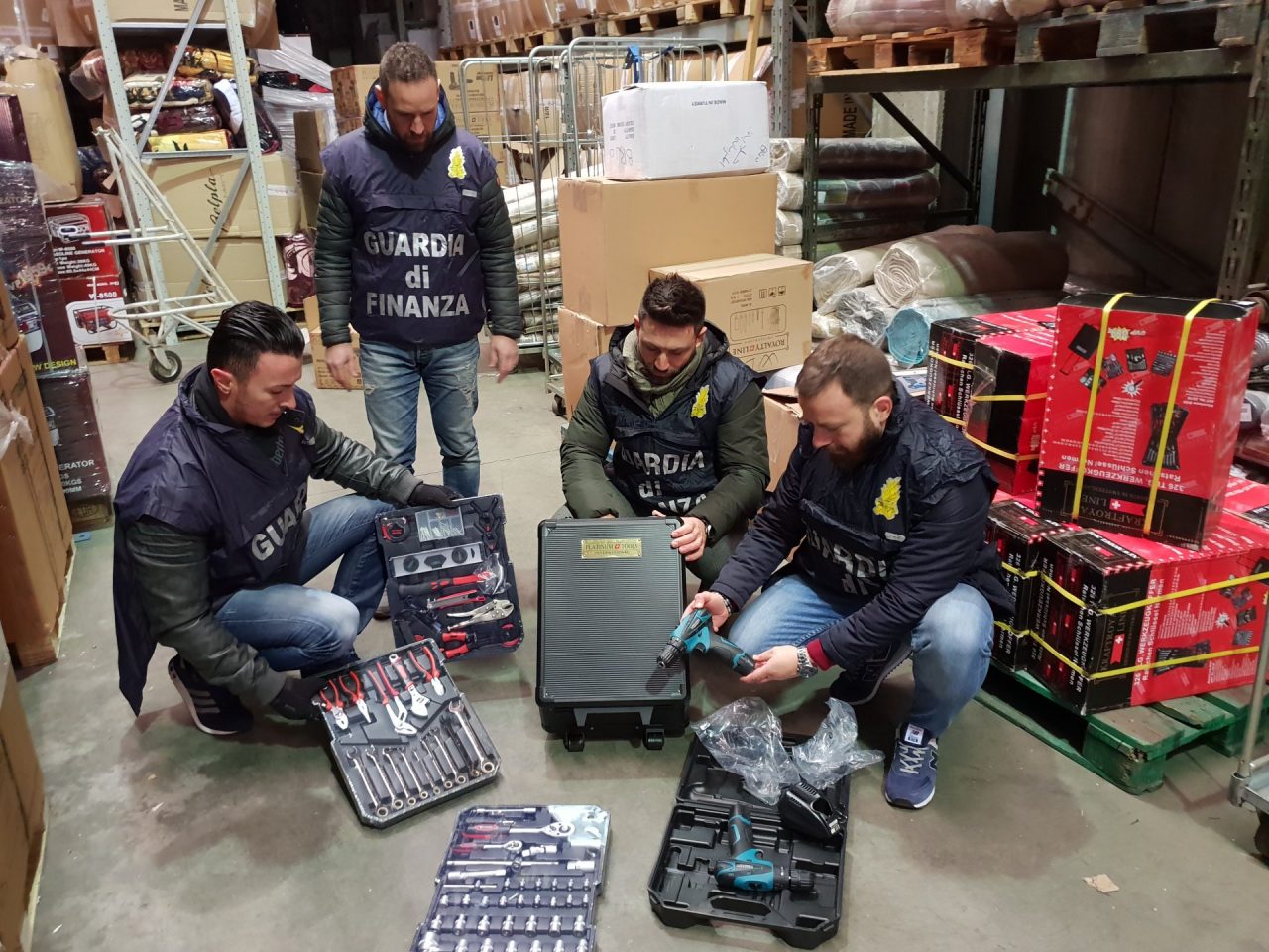 Scoperto il magazzino del falso “sotto casa”: 150mila articoli sequestrati
